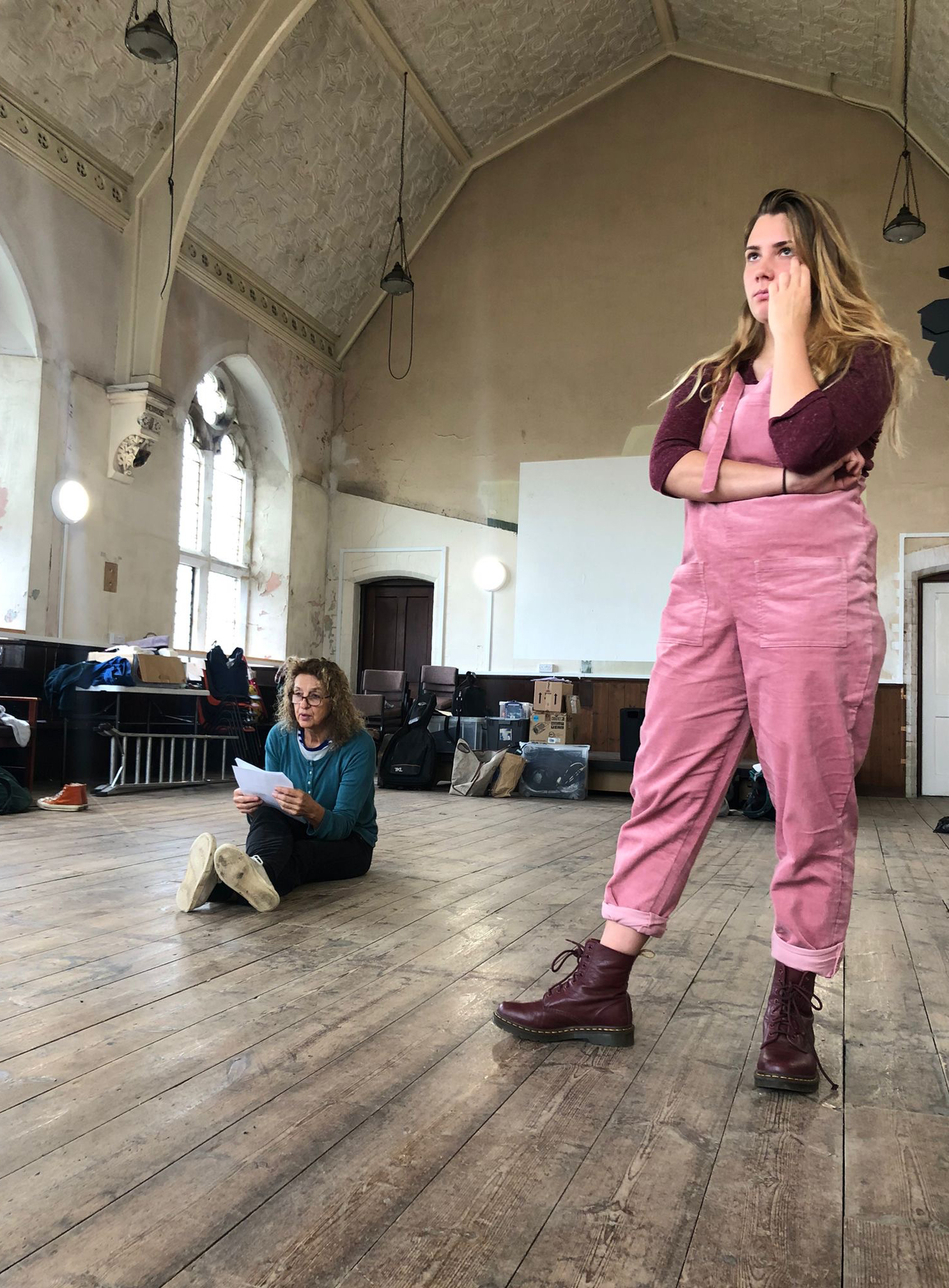 Gill on the floor, Estere standing